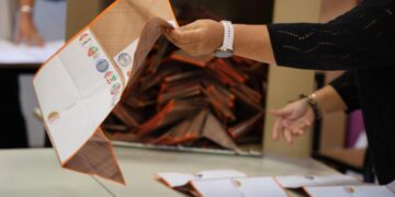 Elezioni nelle Marche affluenza e vantaggio Acquaroli