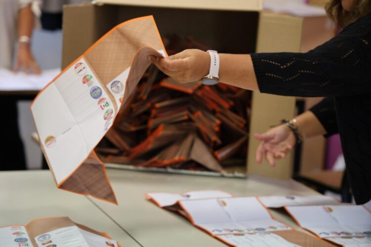 Elezioni nelle Marche affluenza e vantaggio Acquaroli