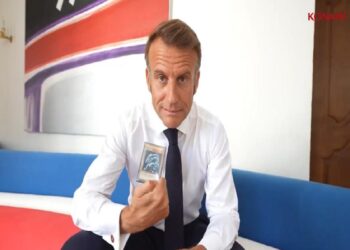 Emmanuel Macron con un Drago Bianco Occhi Blu in mano