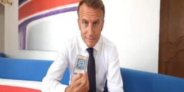 Emmanuel Macron con un Drago Bianco Occhi Blu in mano