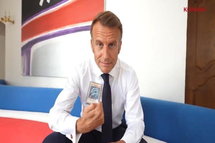 Emmanuel Macron con un Drago Bianco Occhi Blu in mano