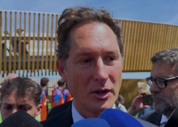 Un primo piano di John Elkann