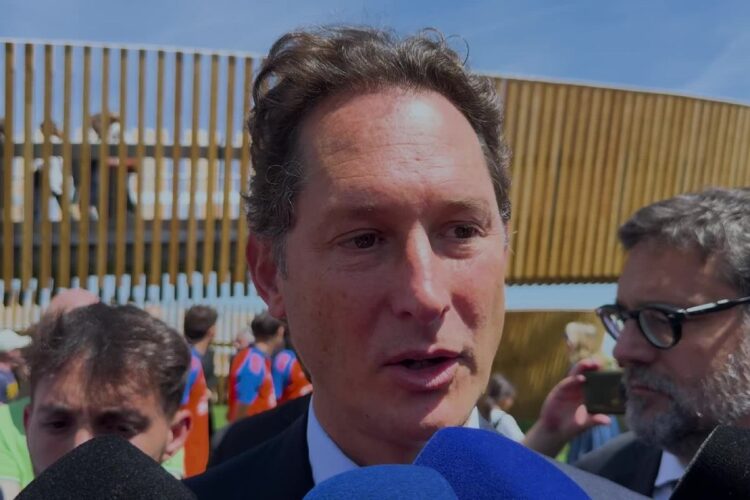 Un primo piano di John Elkann