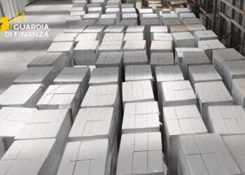 In un bunker di Cassino scoperta la più grande fabbrica clandestina di sigarette