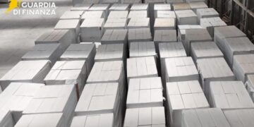 In un bunker di Cassino scoperta la più grande fabbrica clandestina di sigarette