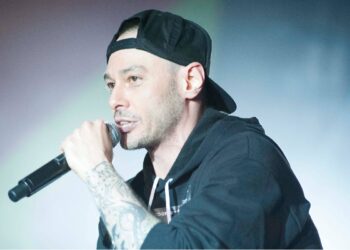 Fabri Fibra durante un concerto