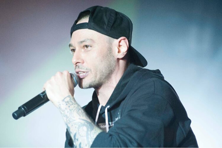 Fabri Fibra durante un concerto