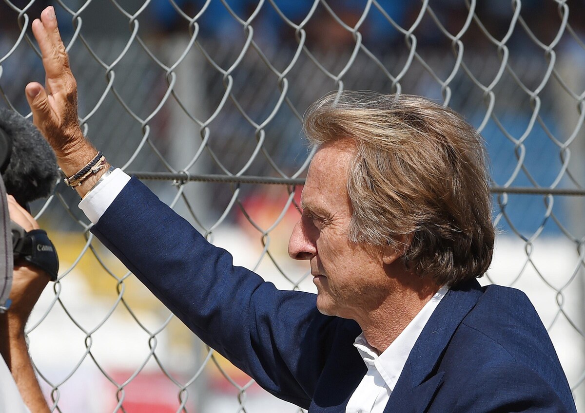 Ferrari's President, Luca Cordero di Montezemolo cheers the supporters@ANSA