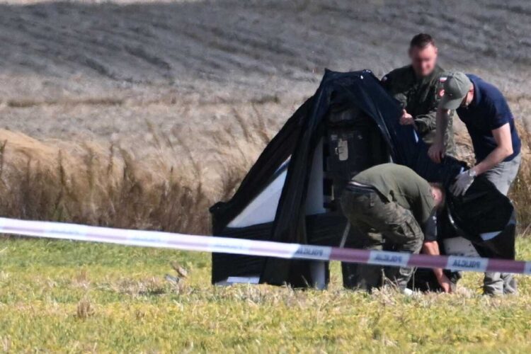 Forze dell'ordine indagano nel luogo in cui si è schiantato il drone in Polonia