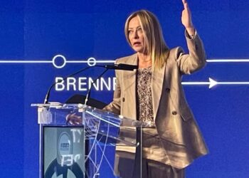 La premier Giorgia Meloni mentre parla nella conferenza sui lavori per la Galleria di base del Brennero