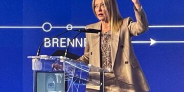 La premier Giorgia Meloni mentre parla nella conferenza sui lavori per la Galleria di base del Brennero