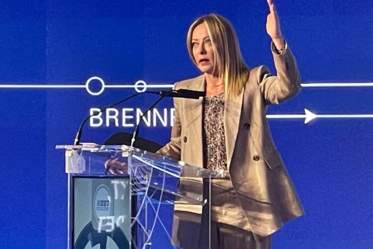 La premier Giorgia Meloni mentre parla nella conferenza sui lavori per la Galleria di base del Brennero