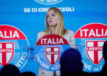 Giorgia Meloni mentre parla alla festa nazionale dell'UdC