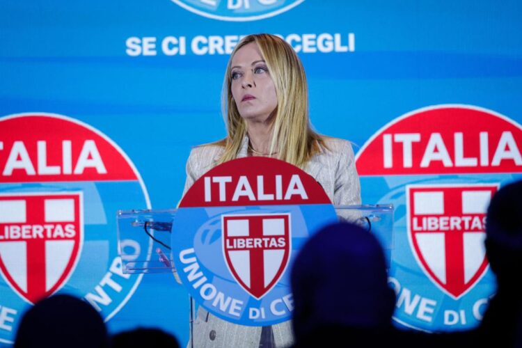 Giorgia Meloni mentre parla alla festa nazionale dell'UdC