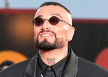 Un primo piano del rapper Gué