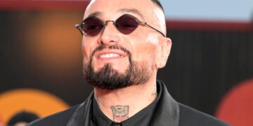 Un primo piano del rapper Gué