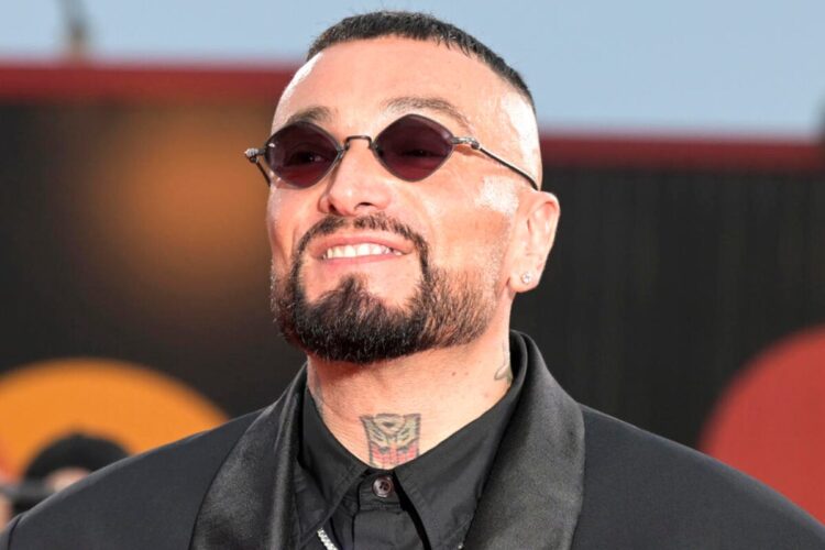 Un primo piano del rapper Gué