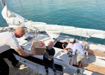 I preparativi su una delle venti imbarcazioni della Global Sumud Flotilla