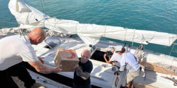 I preparativi su una delle venti imbarcazioni della Global Sumud Flotilla