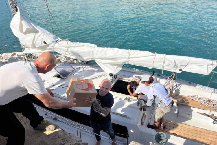 I preparativi su una delle venti imbarcazioni della Global Sumud Flotilla