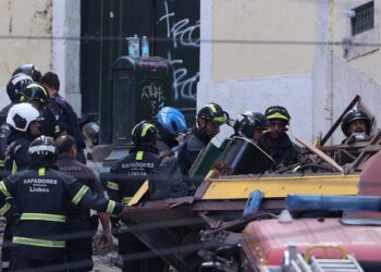 I soccorsi a Lisbona in seguito al deragliamento della funicolare