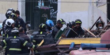 I soccorsi a Lisbona in seguito al deragliamento della funicolare