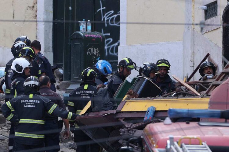 I soccorsi a Lisbona in seguito al deragliamento della funicolare