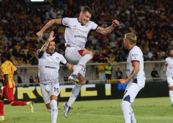 Il gallo Belotti esulta dopo la doppietta decisiva per la vittoria del suo Cagliari contro il Lecce