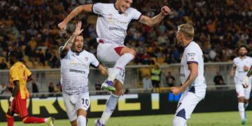 Il gallo Belotti esulta dopo la doppietta decisiva per la vittoria del suo Cagliari contro il Lecce