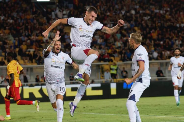 Il gallo Belotti esulta dopo la doppietta decisiva per la vittoria del suo Cagliari contro il Lecce