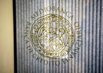 Il logo all'interno del palazzo che ospita la sede di Mediobanca Premier@ANSA