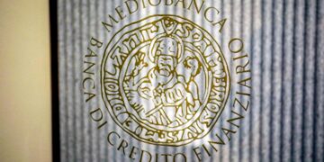 Il logo all'interno del palazzo che ospita la sede di Mediobanca Premier@ANSA