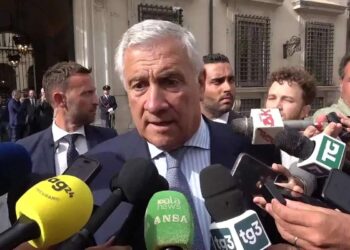 Il ministro degli Esteri Antonio Tajani risponde alle accude di Bayrou