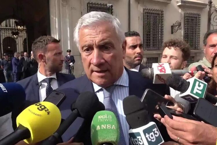 Il ministro degli Esteri Antonio Tajani risponde alle accude di Bayrou