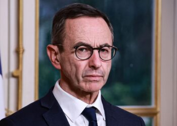 Il ministro dell'Interno francese Bruno Retailleau dopo la caduta del governo Bayrou in Francia chiede elezioni immediate per evitare disordini