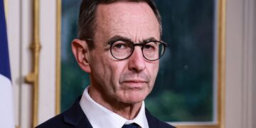 Il ministro dell'Interno francese Bruno Retailleau dopo la caduta del governo Bayrou in Francia chiede elezioni immediate per evitare disordini