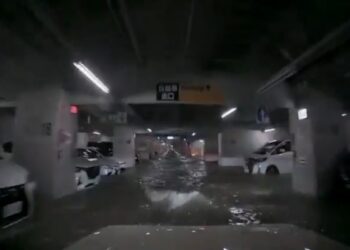 Il parcheggio allagato a Yokkaichi