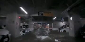 Il parcheggio allagato a Yokkaichi