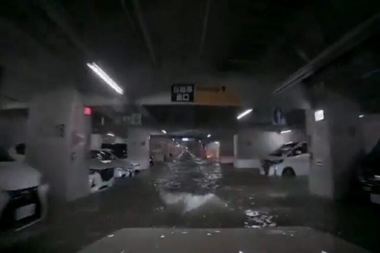 Il parcheggio allagato a Yokkaichi