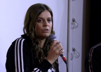 Ilaria Salis mentre parla con un microfono in mano