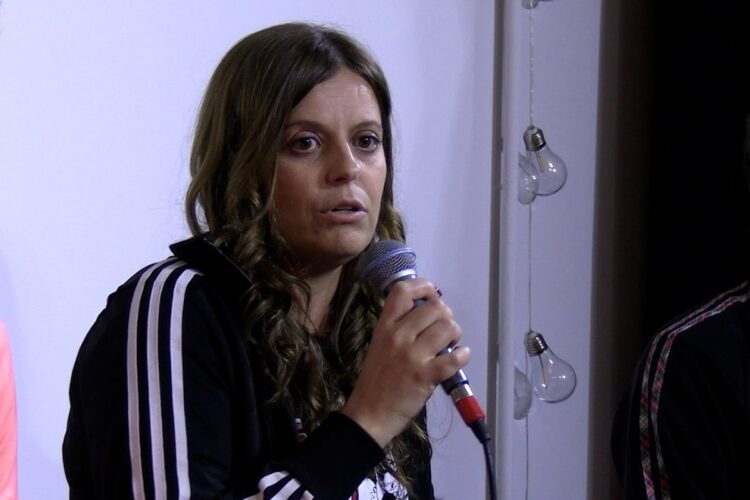 Ilaria Salis mentre parla con un microfono in mano