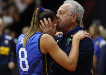 Italy's coach Julio Velasco celebrates with Alessia Orro@ANSA