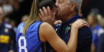 Italy's coach Julio Velasco celebrates with Alessia Orro@ANSA