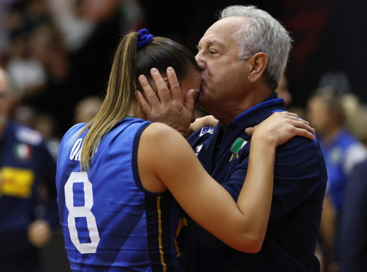 Italy's coach Julio Velasco celebrates with Alessia Orro@ANSA