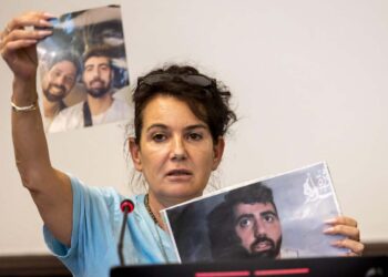 La madre dell'ostaggio Guy Gilboa Dalal mostra delle foto del figlio