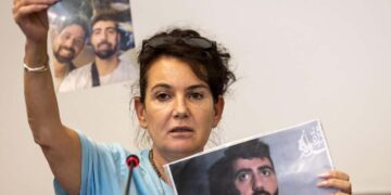 La madre dell'ostaggio Guy Gilboa Dalal mostra delle foto del figlio