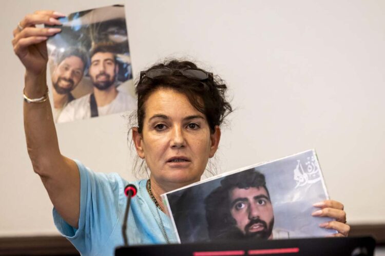 La madre dell'ostaggio Guy Gilboa Dalal mostra delle foto del figlio