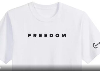 La maglietta che indossava Charlie Kirk al momento del suo assassinio va a ruba negli store online