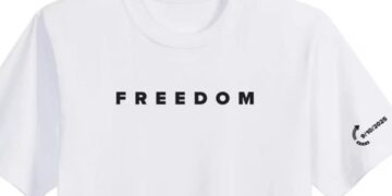 La maglietta che indossava Charlie Kirk al momento del suo assassinio va a ruba negli store online