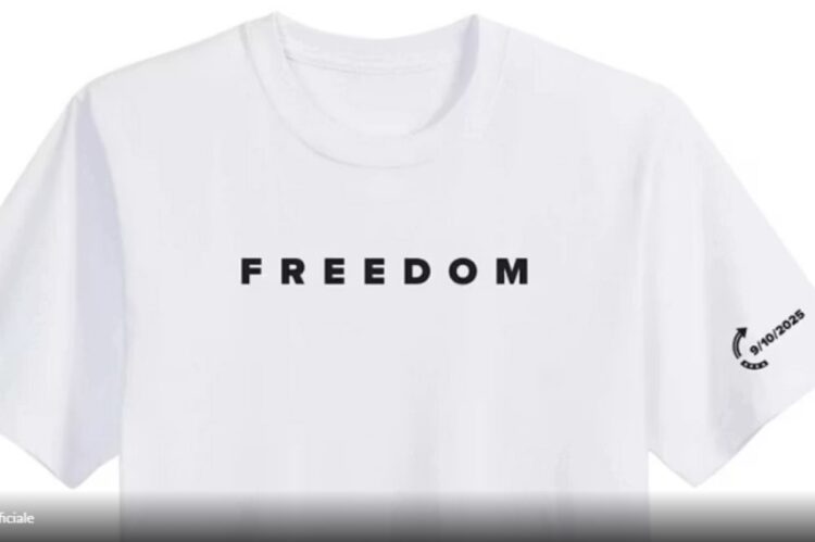 La maglietta che indossava Charlie Kirk al momento del suo assassinio va a ruba negli store online